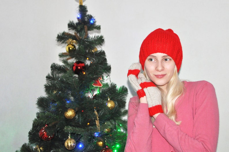 Thin red hat with red and gray mittens image 4