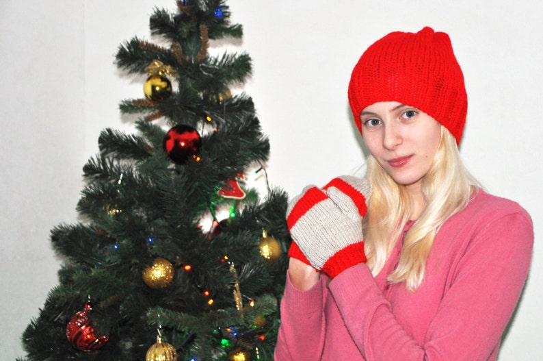 Thin red hat with red and gray mittens image 2