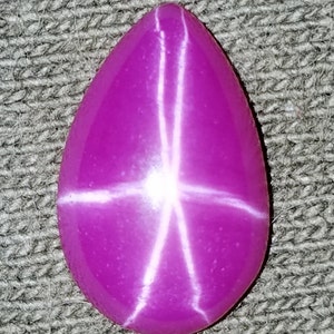 Laboratorio-grown stelle rubino, pera 12.6x8.1mm 17-019
