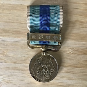 JAPAN Russo-Japanese War Original Medal & Ribbon Year 37 (1904)