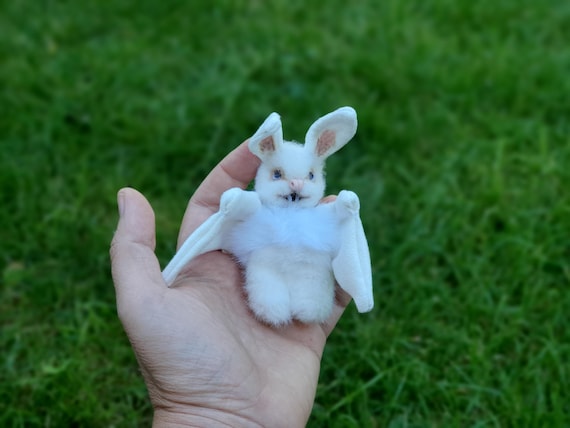 手作りの白いコウモリのぬいぐるみ：翼が動かせる、コレクター向け