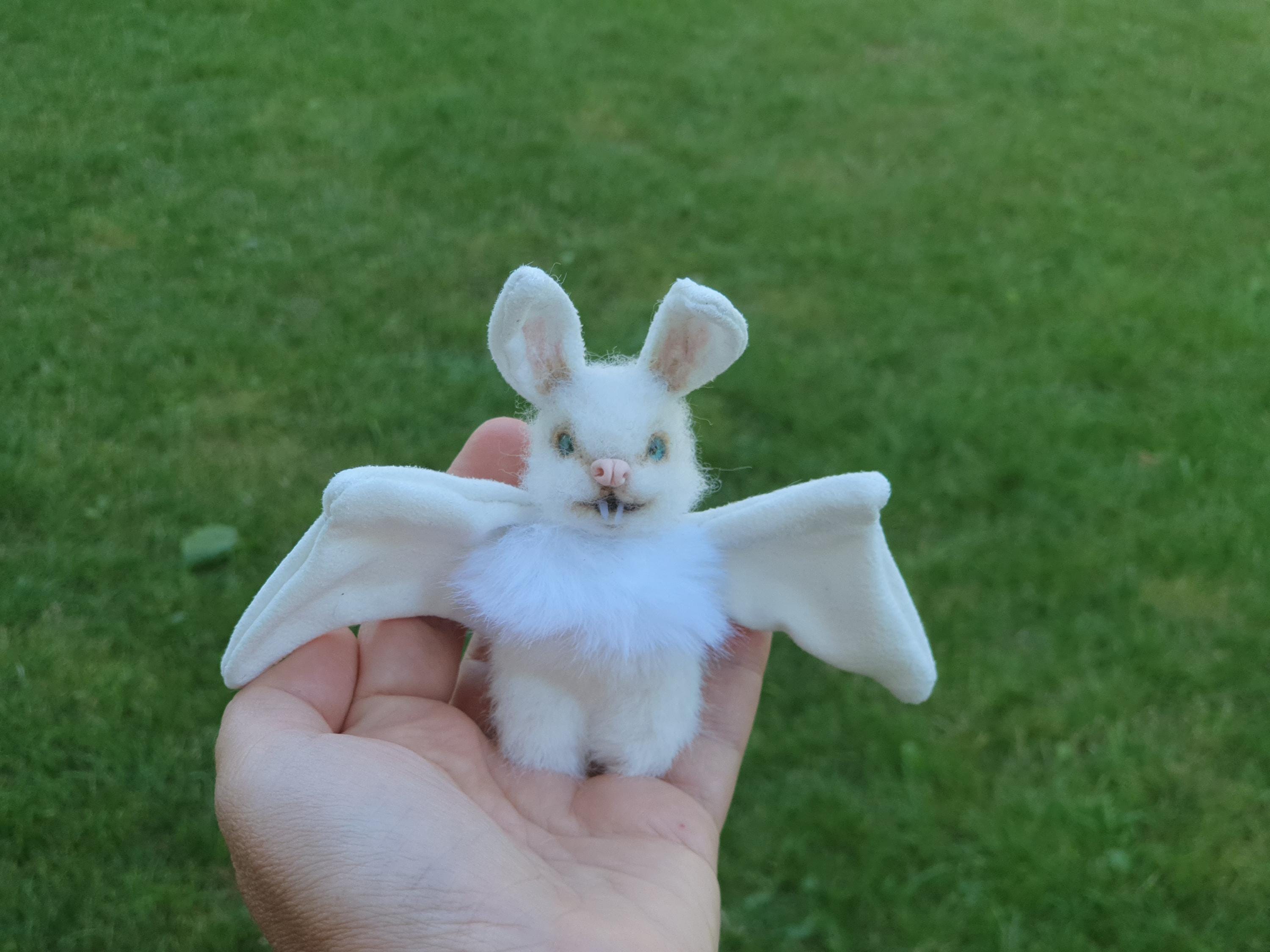 手作りの白いコウモリのぬいぐるみ：翼が動かせる、コレクター向け