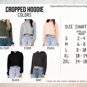 Pu&ograve; includere: Una felpa con cappuccio corta in sei colori: verde militare, grigio, pesca, nero e grigio tempesta. La tabella delle taglie mostra le taglie USA 2-4, 6-8, 8-10, 10-14 e 14-18. "I colori possono variare leggermente a seconda delle impostazioni dello schermo."