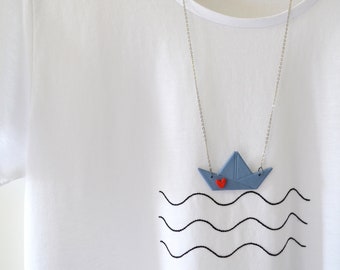 T-shirt in cotone 100% organico "Mare" mosso con collana barchetta origami