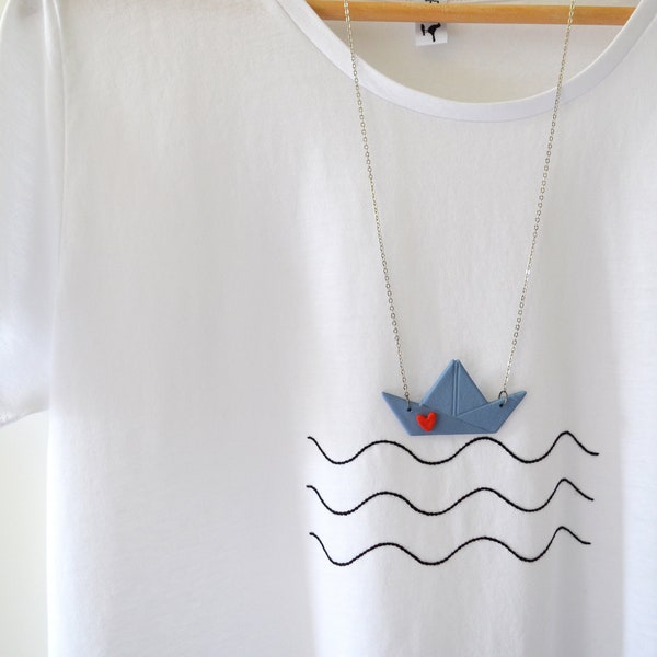 T-shirt in cotone 100% organico "Mare" mosso con collana barchetta origami