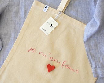 Shopping bag in cotone con scritta "Je m'en fous" ricamata e spilla cuore