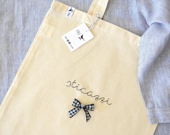 Shopping bag in cotone con scritta "Sticazzi" ricamata e spilla fiocco