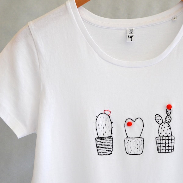 T-shirt in cotone 100% organico con cactus ricamati e pompon
