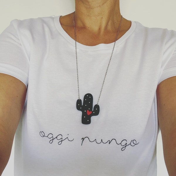 T-shirt in cotone 100% organico "Oggi pungo" con collana cactus