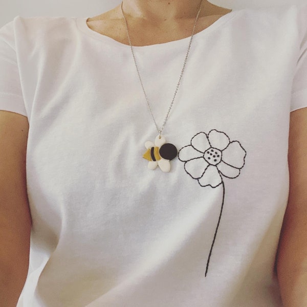 T-shirt in cotone 100% organico "Fiore" con collana ape