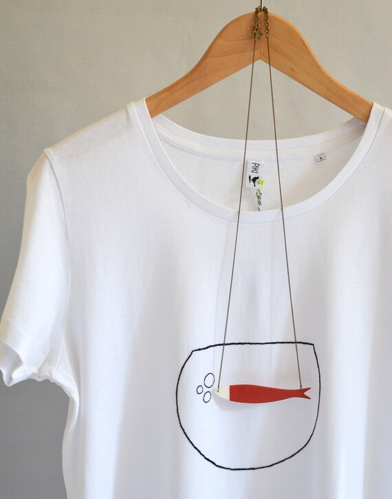 T-shirt in cotone 100% organico con boccia e collana pesce | Etsy Italia