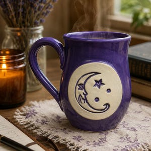 Handgjord lila halvmånemugg – Celestial Pottery kaffekopp – 47 cl