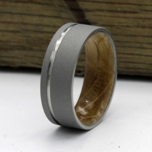 Titanium Whiskey Barrel Ring - Handgemaakte trouwring voor mannen/vrouwen - Gezandstraalde afwerking - Bourbonhoutdetail - Aanpasbare maatvoering