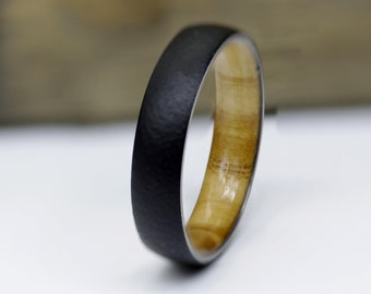 Titan Ehering für Männer – Einzigartiger Olivenholz Geschenk Ring, Schwarzes Metall und Holz Band, Perfektes Geschenk für Ihn Ihr