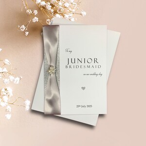 Tarjeta para mi dama de honor junior en el día de nuestra boda: tarjeta de felicitación de lujo personalizada, invitación de regalo, elección de color (dama de honor junior)