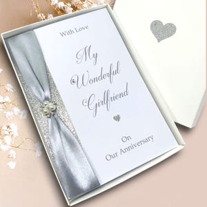 Biglietto di anniversario della fidanzata - Biglietto di lusso personalizzato fatto a mano, regalo per la fidanzata partner il suo 1°, 2°, 3°, 4°, 5°, 6°, 7°, 8°, 9° e 10°