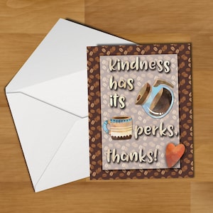 以下が含まれることがあります： コーヒー豆柄の縁取りが施された茶色のカード。カードは薄い茶色の背景に、茶色の文字で「Kindness has its perks, thanks!」と書かれている。カードには、コーヒーポットとコーヒーカップの漫画の絵が描かれている。右下には赤いハートがある。