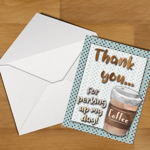 以下が含まれることがあります： 青と茶色の水玉模様の背景のサンキューカード。カードには「ありがとう... 私の日を明るくしてくれたことに感謝します！」と書かれており、茶色と白のコーヒーカップが描かれていて、カップには「コーヒー」と書かれています。
