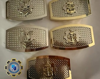 Puede incluir: Cinco hebillas de cinturón diferentes con una variedad de diseños. Las hebillas son de metal y tienen un acabado dorado o plateado. Los diseños incluyen un águila, un ancla y un engranaje.