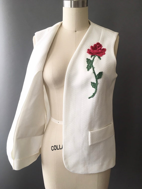 70s A Single Rose Vest - 1970s White Textured Sle… - image 8