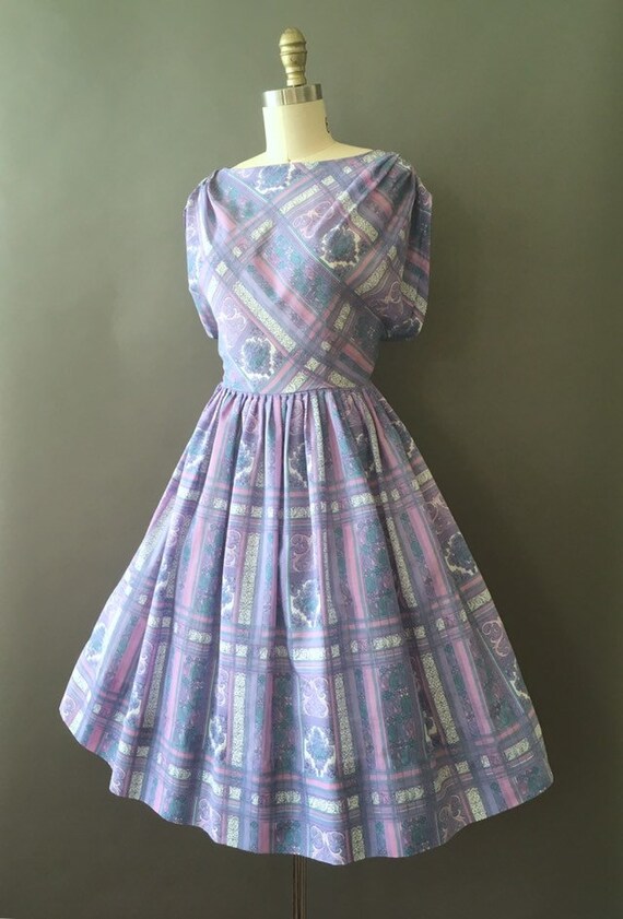 50s Lilac Belle Dress - 1950s Vintage Fit and Fla… - image 4