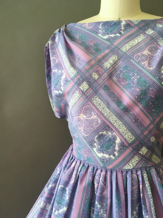 50s Lilac Belle Dress - 1950s Vintage Fit and Fla… - image 3