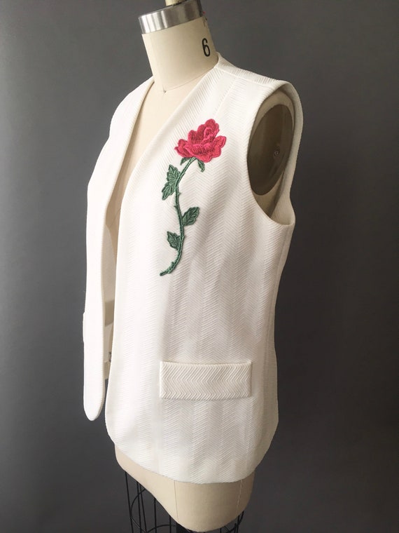 70s A Single Rose Vest - 1970s White Textured Sle… - image 3