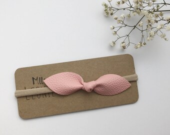 Boucle papillon sur bandeau, barrette ou élastique - bébé fille et enfant - cuir vegan texturé - rose vintage