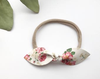 Boucle papillon sur bandeau, barrette ou élastique - bébé fille et enfant - cuir vegan à motifs - fleurs vintage sur blanc
