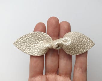Boucle papillon sur bandeau, barrette ou élastique - bébé fille et enfant - cuir vegan texturé - or pâle