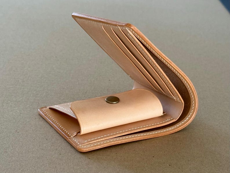 Cartera de hombre plegable en piel de buttero italiana color whisky imagen 8
