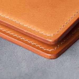 Cartera de hombre plegable en piel de buttero italiana color whisky imagen 6