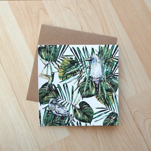 Tarjeta de felicitación con ilustración de aves tropicales impresa en una tarjeta ecológica
