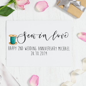 Tarjeta personalizada del segundo aniversario - Feliz segundo aniversario de bodas - Coser en amor juego de palabras de aniversario de bodas de algodón. Añadir nombre y fecha