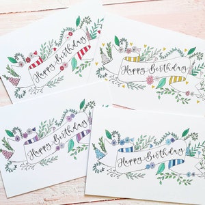 Biglietto di auguri floreale di buon compleanno con motivo floreale e calligrafia. Offerta speciale per acquisti multipli - Invia il biglietto direttamente con messaggio gratuito all'interno