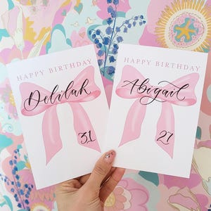 d'anniversaire personnalisée avec noeud | noeud rose avec prénom et âge calligraphiés | 1er 2e 3e 4e 5e 6e 7e 8e 8e 10e n'importe quel n'importe quel âge carte