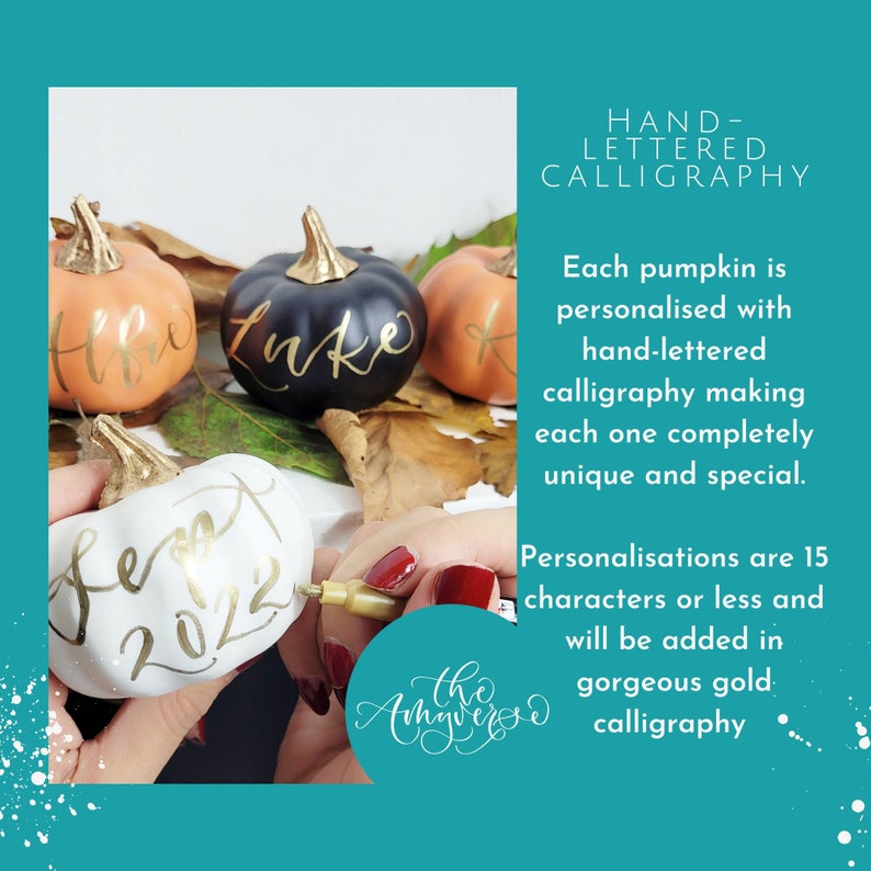 Pu&ograve; includere: Piccole zucche decorative arancioni, nere e bianche con steli color oro metallizzato. Ogni zucca presenta una calligrafia dorata fatta a mano. Il testo recita: HAND-LETTERED CALLIGRAPHY, Each pumpkin is personalised with hand-lettered calligraphy making each one completely unique and special. Personalisations are 15 characters or less and will be added in gorgeous gold calligraphy.