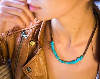 Turquoise women necklace with adjustable leather cord // Chunky Turquoise necklace for women // Turquoise chips Necklace // Turquoise choker