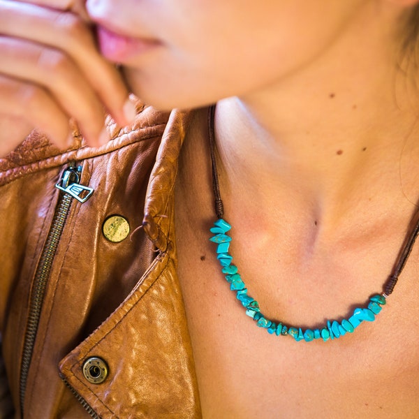 Turquoise women necklace with adjustable leather cord // Chunky Turquoise necklace for women // Turquoise chips Necklace // Turquoise choker