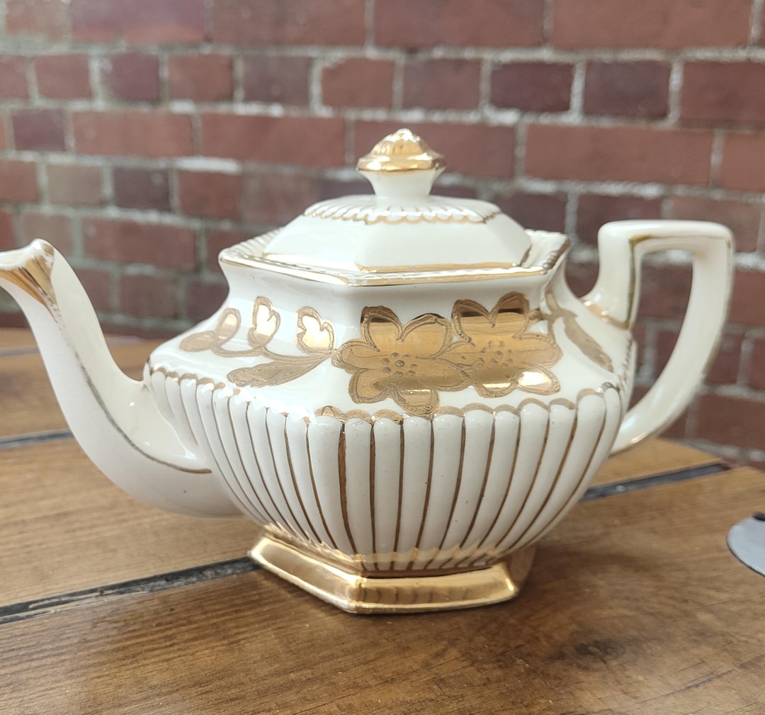 Lingard Porcelain Teapot White Gold Flowers 1940 Vintage Oxford lingard-porcelain-teapot-white-gold-flowers-1940-vintage-oxford