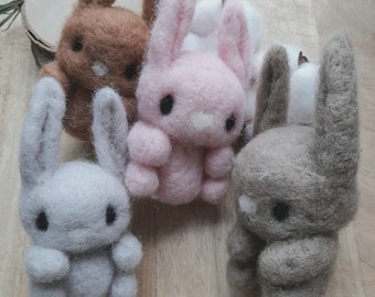 Milo le joli petit lapin, laine feutrée, wool bunny, needlefelting bunny, carded wool, lapin en laine feutrée