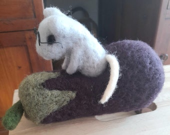 l'aubergine volante avec sa petite souris aux commandes, needlefelt animal, laine feutrée, feutrage, needlefelt mouse, wool eggplant