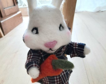 Beurk le joli petit lapin, felted bunny, needlefelt bunny , laine feutrée, lapin en laine feutrée, feutrage, wool bunny