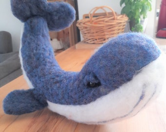 Moby la baleine bleue, needlefelt whale, felted whale, laine feutrée, laine cardée, wool whale, wool art, baleine sculptée, laine cardée