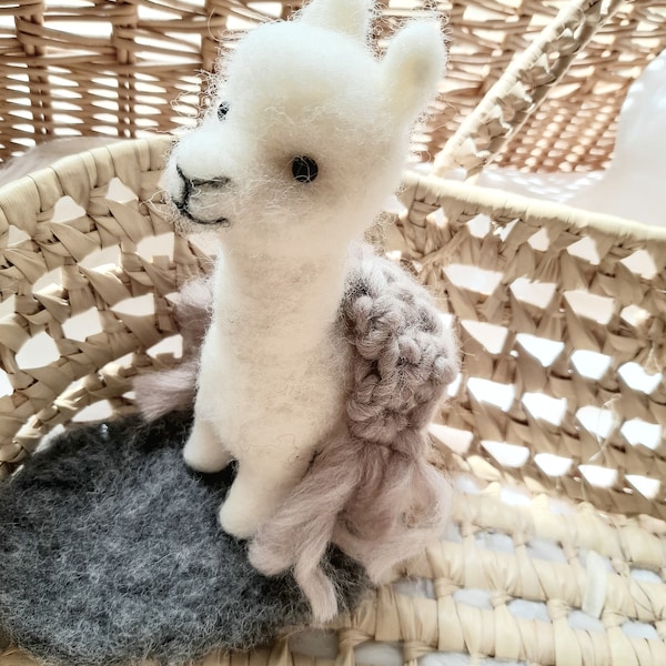 Baby le joli petit alpaga, lama en laine feutré, feutrage, peluche, felted llama, needlefelting animal, woolart, cardedwool