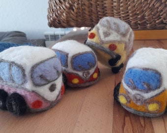 joli camper van  en laine feutrée, needlefelted camper van, felted camper van, laine cardée, camion en laine feutrée, camper van