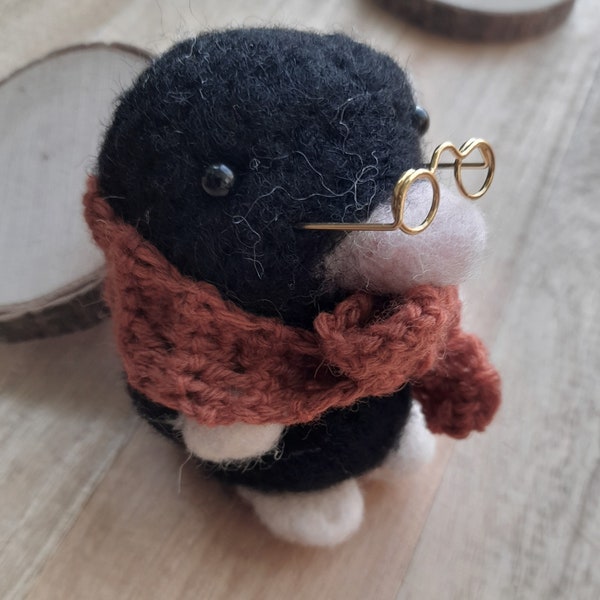 Molu la jolie  petite taupe en laine feutrée, feutrage, needlefelting mole, needlefelt mole, laine cardée, felted animal, plush