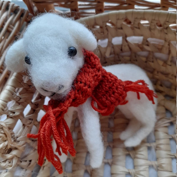 Billy le joli petit agneau en laine feutrée, wool lamb, needlefelting animal, feutrage, wool animal, fait main, peluche, needlefelt lamb