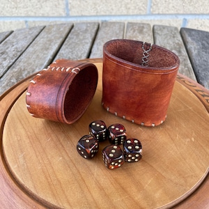 Gobelet à dés en cuir fait main avec couvercle (fabriqué sur commande)