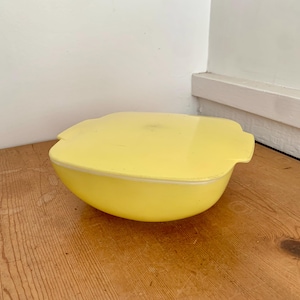 Square Covered Pyrex Yellow Vintage Milk Glass Pyrex Casserole Dish with Lid 2.5 qt Pyrex Hostess Gift